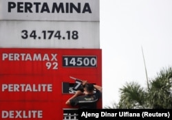 Pekerja SPBU Pertamina mengubah harga BBM yusai pengumuman kenaikan harga BBM, di Bekasi, 3 September 2022. (Foto: REUTERS/Ajeng Dinar Ulfiana)