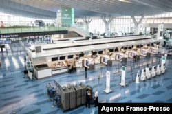 Ruang keberangkatan penumpang di bandara internasional Haneda Tokyo, terlihat kosong di tengah pandemi COVID-19, 25 Januari 2022. (Philip FONG / AFP)