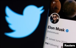 Akun twitter Elon Musk terlihat di depan logo Twitter dalam ilustrasi foto yang diambil pada 15 April 2022. (REUTERS/Dado Ruvic)