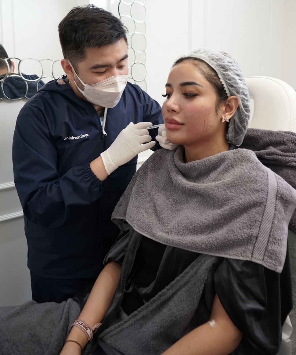 Millen Cyrus melakukan treatment kecantikan di Klinik Dermapro, Jakarta. [dokumentasi pribadi]