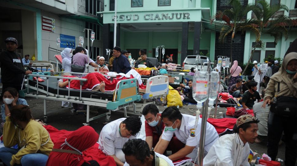 Sejumlah tenaga medis merawat korban yang terluka saat gempa bumi berkekuatan magnitudo 5,6 di RSUD Sayang, Kabupaten Cianjur, Jawa Barat, Senin (21/11/2022). [ANTARA FOTO/Raisan Al Farisi/wpa/tom].