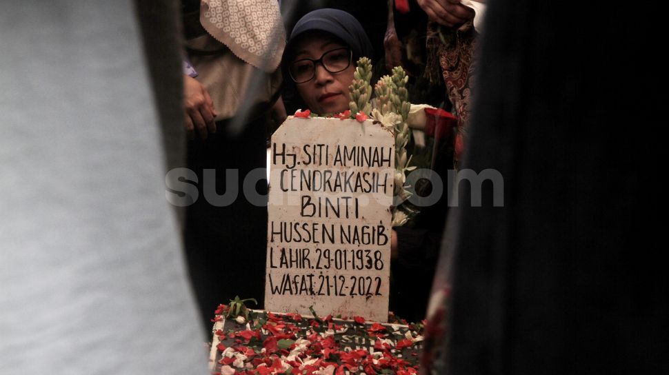 Suasana pemakaman Aminah Cendrakasih atau Mak Nyak di TPU Karet Bivak, Jakarta, Kamis (22/12).  [Suara.com/Oke Atmaja]