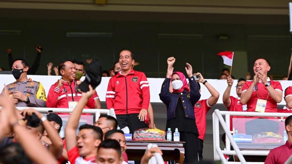 Presiden Joko Widodo atau Jokowi dan Ibu Iriana menyaksikan langsung laga Timnas Indonesia Vs Kamboja pada turnamen Piala AFF di Stadion Utama Gelora Bung Karno (GBK), Jakarta. Jumat (23/12/2022). [Muchlis Jr (2) - Biro Pers Sekretariat Presiden]