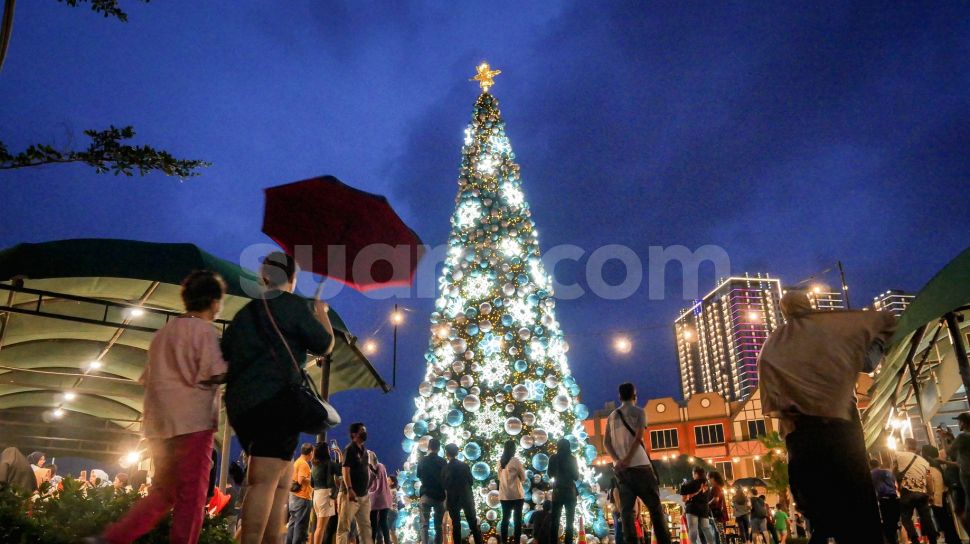Warga memadati kawasan La Riviera yang merupakan salah satu pulau reklamasi saat hari raya Natal, di Pantai Indah Kapuk (PIK 2), kabupaten Tangerang, Banten, Minggu (25/12/2022).  [SuaraSerang/Wawan Kurniawan]