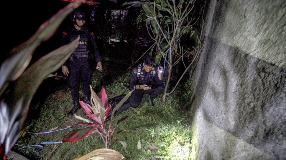 Tim Gegana Satbrimob melakukan evakuasi granat nanas yang ditemukan di lingkungan permukiman warga di Kampung Manggis, Bojonggede, Kabupaten Bogor, Jawa Barat, Selasa (20/12/2022). [ANTARA FOTO/Yulius Satria Wijaya].