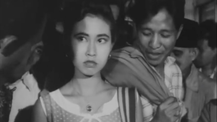 Salah satu cuplikan Aminah Cendrakasih dalam film Asmara Dara (1956). via twitter @umenumen