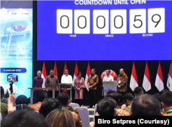 Presiden Jokowi dalam Pembukaan Perdagangan Awal Tahun Bursa Efek Indonesia di Jakarta, Senin (2/1) tidak menyangka performa kinerja IHSG yang positif ada andil dari investor yang berasal dari kalangan anak muda. (Foto: Courtesy/Biro Setpres)