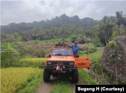 Paket kunjungan ke Nglanggeran termasuk berkeliling kawasan pedesaan asri ini menggunakan kendaraan jeep, yang juga dicicipi pelaku wisata Malaysia. (Foto: Sugeng H)