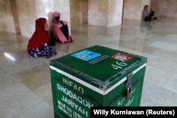Kotak sedekah dengan kode QR untuk pembayaran digital terlihat di Masjid Istiqlal di Jakarta, 14 Februari 2020. (Foto: REUTERS/Willy Kurniawan)