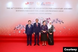 Presiden Jokowi dan Ketua DPR RI Puan Maharani berphoto bersama dengan anggota AIPA di Jakarta, Senin (7/8). (biro Setpres)