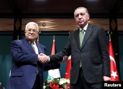 Presiden Turki Tayyip Erdogan menghadiri konferensi pers dengan Presiden Palestina Mahmoud Abbas di Ankara, Turki, 5 Maret 2024. (Foto: via Reuters)